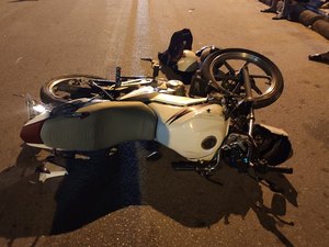 Colisão entre carro e moto deixa homem ferido na AL-101 Norte
