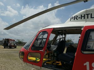 Criança é socorrida em estado grave após trave de futebol cair sobre sua cabeça