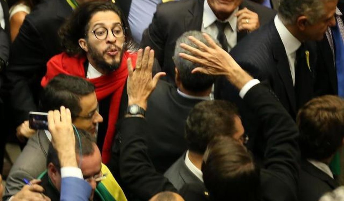 'Cuspiria de novo em Bolsonaro', diz Jean Wyllys após advertência