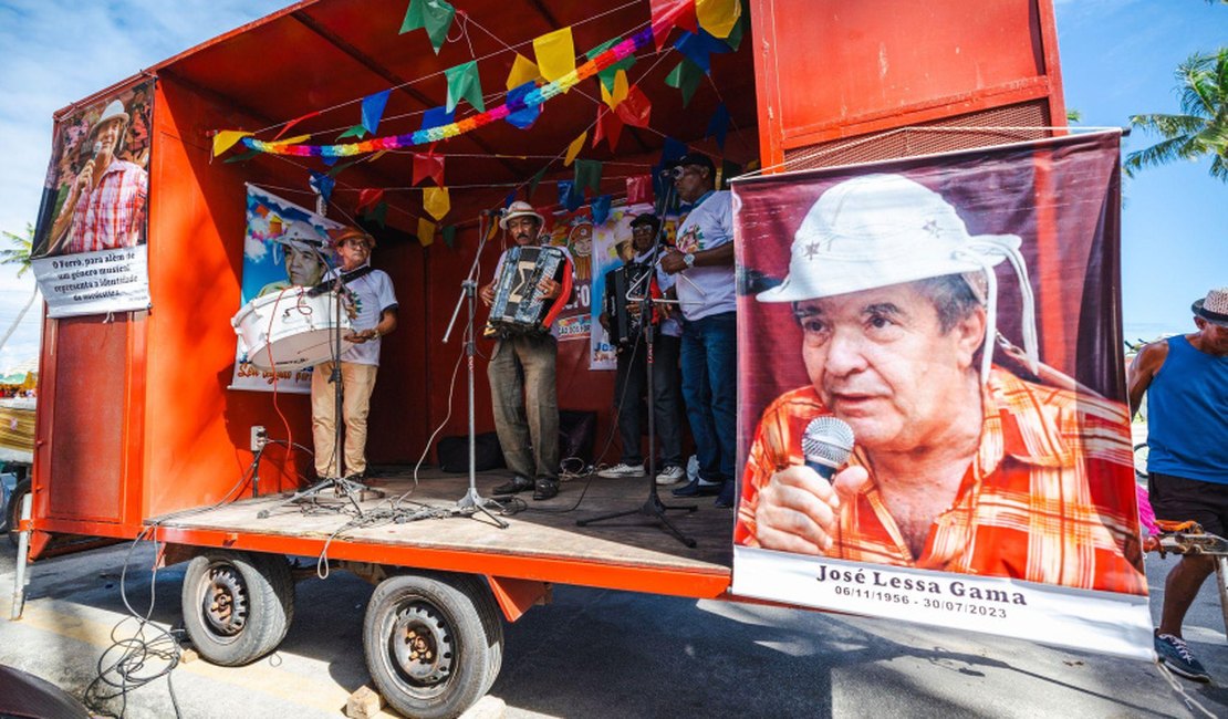 Defensor do forró alagoano, José Lessa é homenageado no Palco Móvel, na rua aberta da Ponta Verde