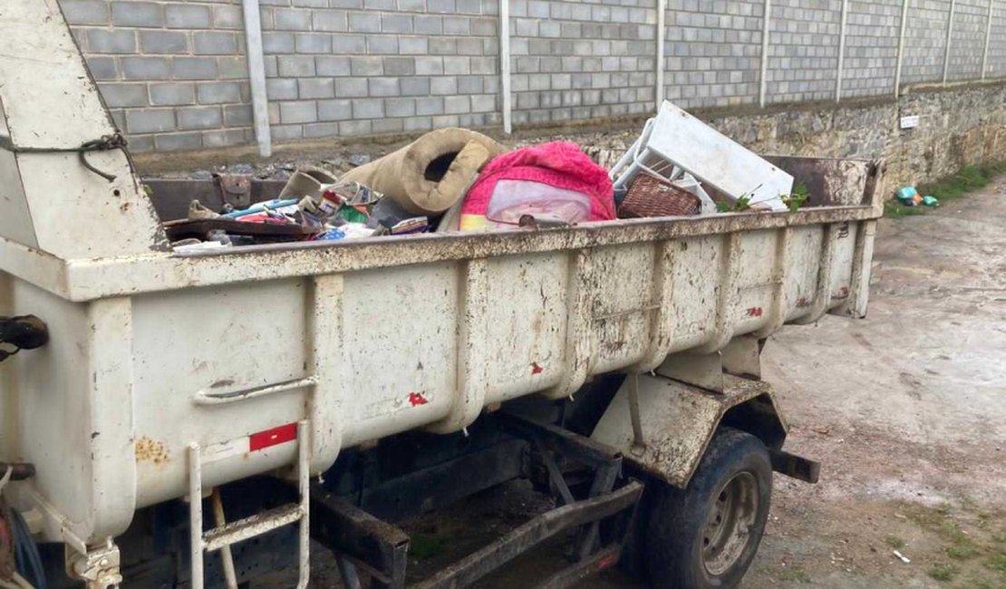 Vigilância Sanitária recolhe duas caçambas de entulho em residência na Santa Amélia