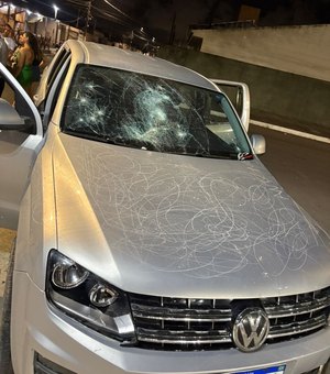 Mulher destrói carro do marido após flagrar traição em bar de Maceió