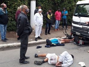 Motorista se depara com assalto e atropela suspeitos com caminhão