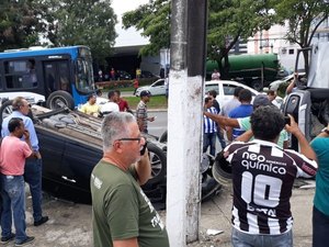 [Vídeo] Capotamento de veículos complica trânsito na Avenida Fernandes Lima