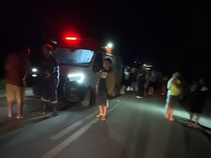 Indígenas bloqueiam BR-101 após novo atropelamento fatal em Joaquim Gomes