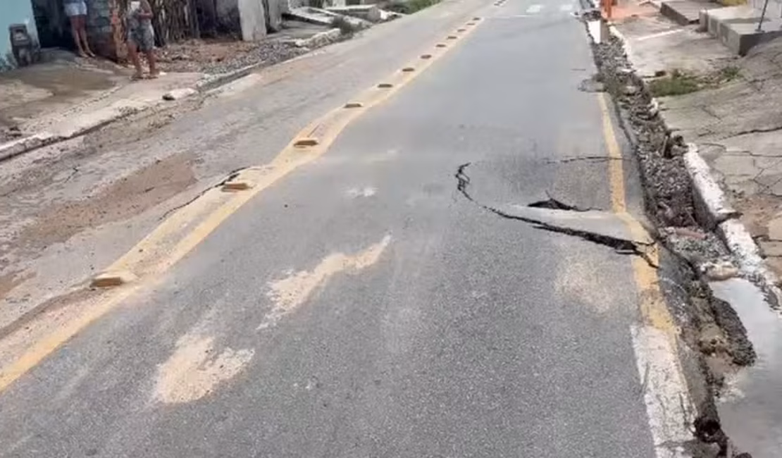 Defesa Civil interdita rua após afundamento no bairro Chã de Bebedouro