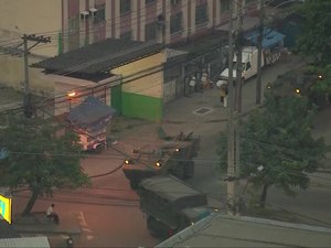 Militares e policiais fazem operação no Complexo do Alemão