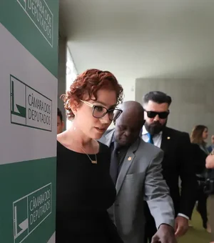 STF julga recurso de Carla Zambelli para anular condenação