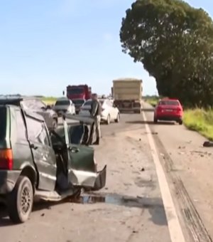 Motorista morre preso às ferragens após colisão entre carro e caminhão na BR-424