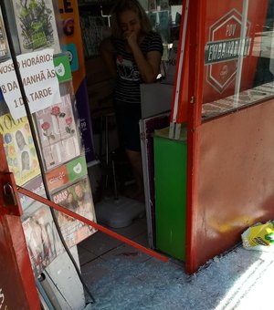 Banca de revista é arrombada na praça Marques, em Arapiraca