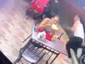 [Vídeo]  Homem abandona namorada durante assalto em lanchonete e mulher continua comendo tranquilamente