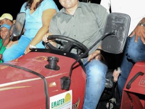 Novos tratores: agricultores de Quebrangulo agradecem a Marx Beltrão