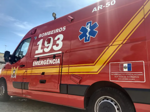 Colisão entre carro e moto deixa homem ferido na Cidade Universitária, em Maceió