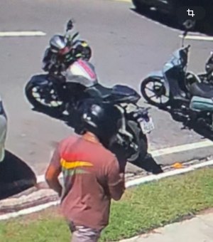 Câmera flagra furto de moto na orla da Pajuçara, em Maceió