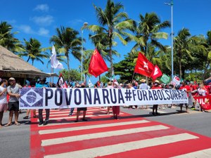 População faz protesto contra governo Bolsonaro na orla de Maceió