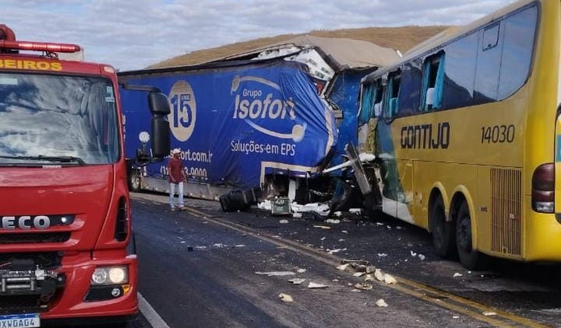 [Vídeo] Ônibus que fez parada em Maceió se envolve em acidente com mortes e feridos