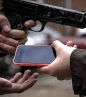Suspeito invade loja em Arapiraca e rouba quatro celulares 