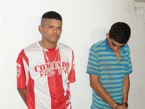 Dois jovens são presos suspeitos de tráfico de drogas e porte ilegal de arma de fogo