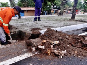 Prefeitura realiza mutirão de limpeza em galerias pluviais do Jaraguá e Vergel do Lago