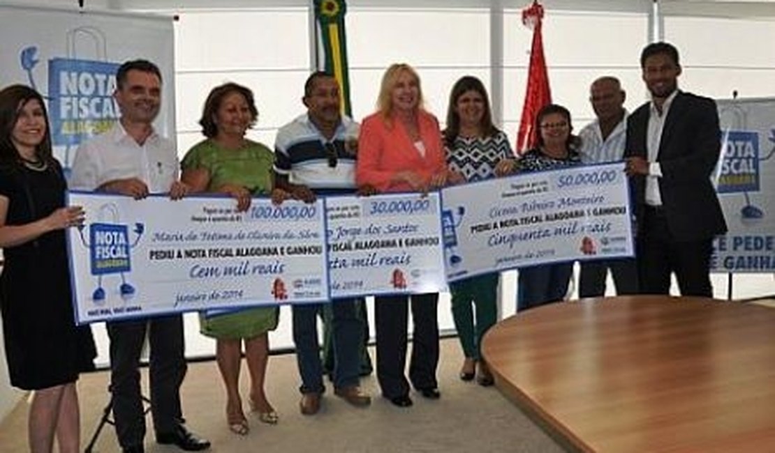 Governo entrega R$ 180 mil para premiados do Nota Fiscal Alagoana