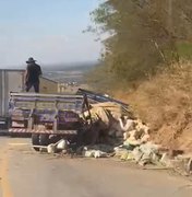 Falha nos freios provoca acidente com caminhão na Serra das Pias em Palmeira dos Índios
