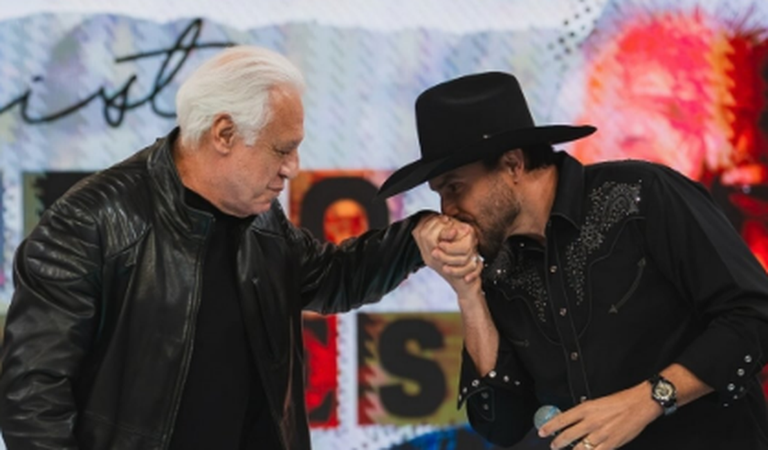 Mano Walter se emociona ao cantar tema de 'O Rei do Gado' diante de Antônio Fagundes
