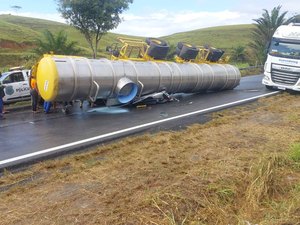 [Vídeo] Carreta tomba, esmaga carro e causa de duas pessoas na BR-101