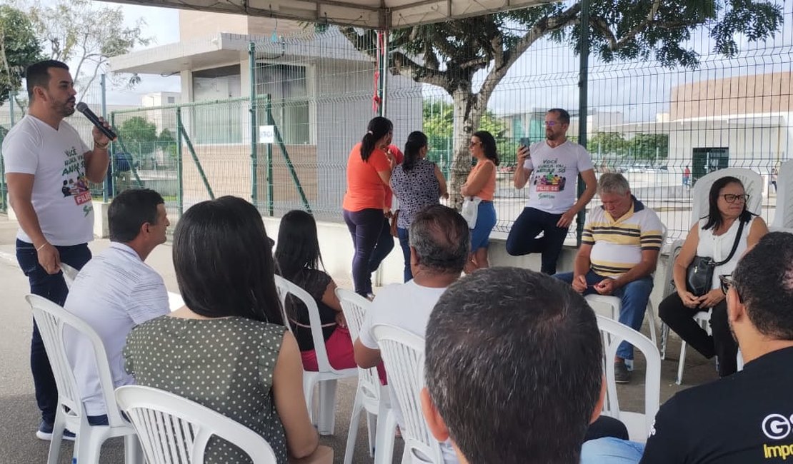 Trabalhadores da educação de Arapiraca realizam ato público no Centro Administrativo