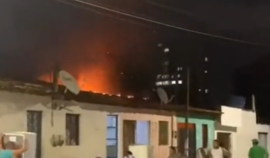 Incêndio destrói residência no bairro do Feitosa