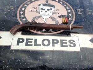 Dupla que tentava assaltar pedestres foge e deixa arma artesanal para trás durante perseguição