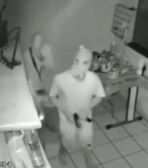 [Vídeo] Câmera flagra invasão de assaltantes em churrascaria na AL-101 Sul