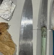 Guarda Municipal apreende armas brancas e drogas escondidas escola em Maceió