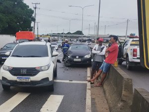 Colisão deixa trânsito lento na AL 110 próximo à sede do DER em Arapiraca