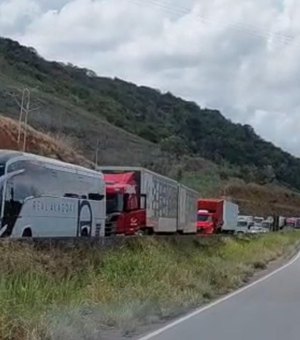 Colisão entre caminhões deixa trânsito parado em trecho da AL-101 na região do Cocal