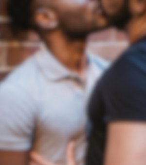 Mulher flagra companheiro beijando outro homem e acaba agredida por ele após discussão, em Maceió