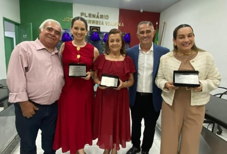Em um dia bastante especial, vereador homenageia mulheres palmarinas com placa Dadara