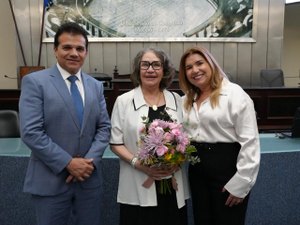 Filantropa Mara Menezes recebe Comenda Tavares Bastos em sessão solene na Assembleia Legislativa