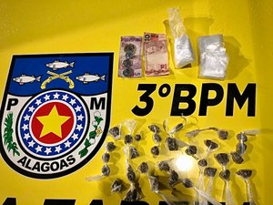 Jovem é presa por tráfico de drogas em praça de Teotônio Vilela