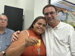 Luciano Barbosa se emociona ao entregar 38 casas no Residencial Mangabeiras