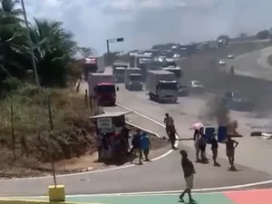 Manifestantes protestam por falta d’água e bloqueiam BR-101 em São Brás