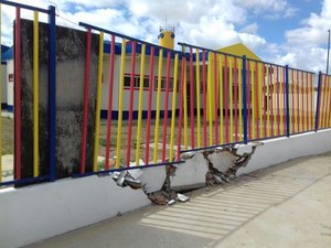 Condutor perde controle de carro e danifica creche