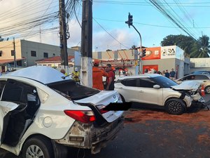 Acidente entre dois carros deixa pessoas feridas e uma presa às ferragens no Poço
