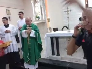 [Vídeo] Acusado de esfaquear homem que invadiu missa pedindo socorro é preso