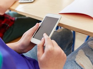 Conselho de Comunicação debate restrição de celulares nas escolas