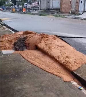 [Vídeo] Asfalto rompe e lama assusta moradores em área de risco no Bom Parto