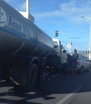 Colisão entre caminhão e dois carros ocupa uma das faixas da Avenida Josefa de Melo