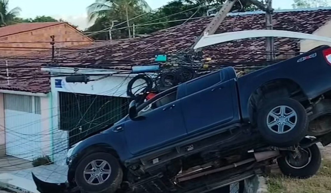 Condutor cochila e caminhonete colide contra poste em Marechal Deodoro