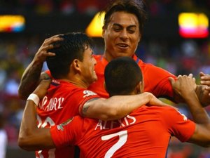 Em jogo paralisado por temporal, Chile bate Colômbia e está na decisão