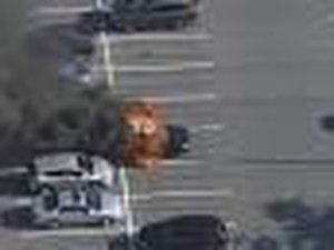 Carro pega fogo após motorista fumar enquanto usava álcool gel; veja