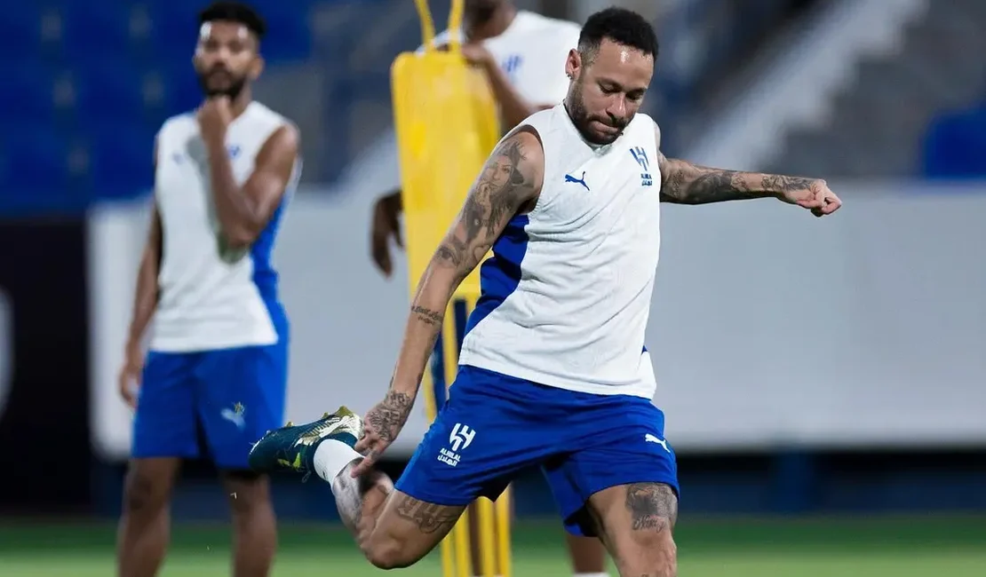 Neymar treina com bola e pode retornar aos gramados ainda este mês